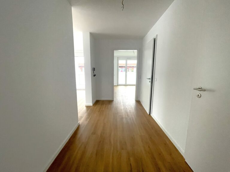 Eingangsbereich mit Blick ins Schlafzimmer_website