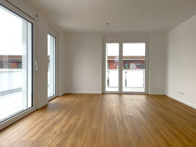 Heller Wohnraum mit bodentiefen Fenstern_website