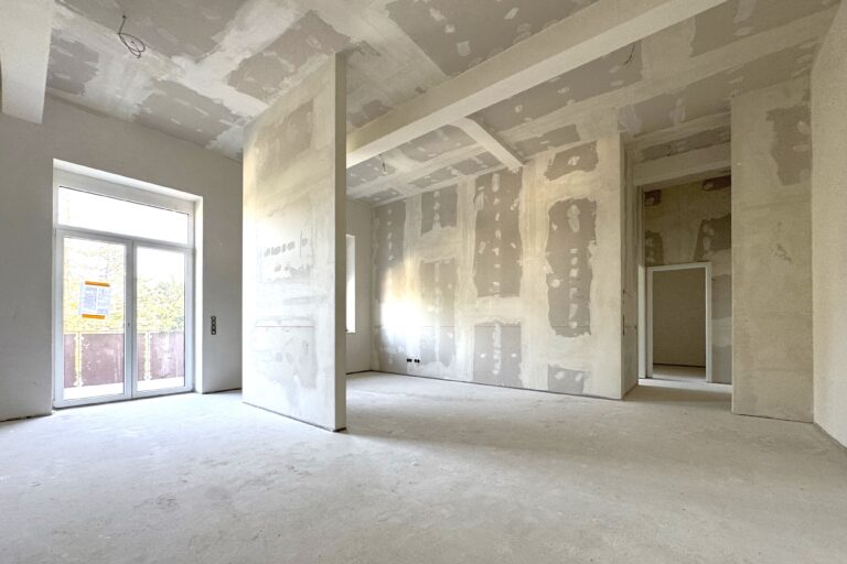 Wohn-Ess- und Kochbereich mit Zugang zum Balkon_website