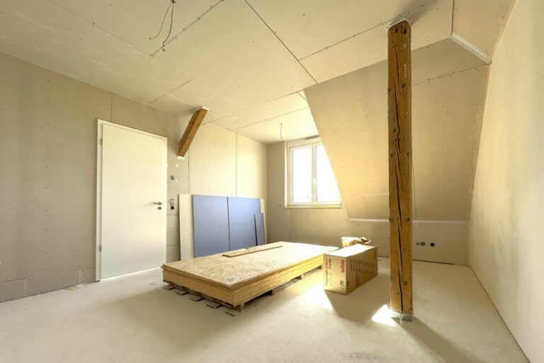 Schlafzimmer mit offener Balkenlage_website